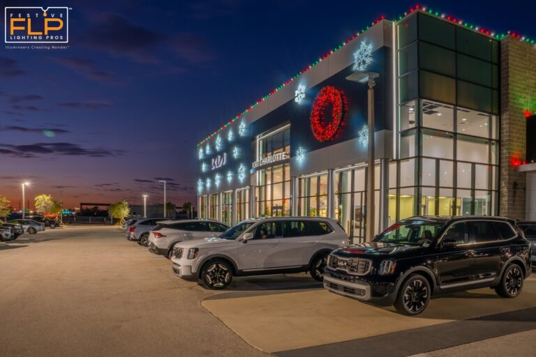 comercialcar-dealership-building-decorated-for-holidays